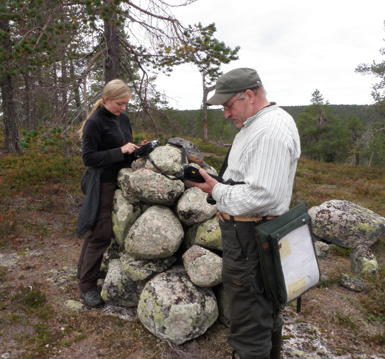 The boundary marker in Puntarikero, or the Pikku-Palotunturi Fell in Posio, is mentioned in many historical sources as marking the boundary between Kemi and Tornio, and the border between Lapland and “Lanta”, the rest of Finland. Trainee Inga Nieminen and forestry worker Timo Simontaival documenting the boundary marker. Photo: Taisto Karjalainen/Metsähallitus.